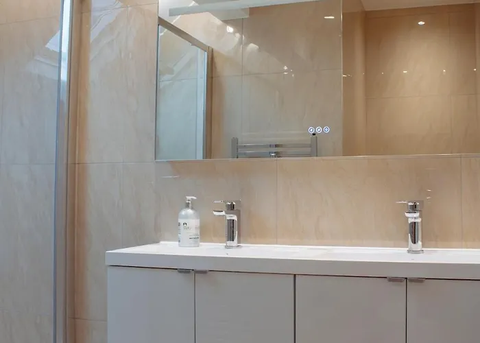 Spacious House In The Heart Of Headingley Nyaraló