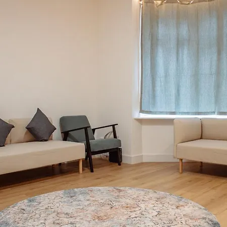 Ferienhaus Spacious 13-bed In The Heart Of Headingley *