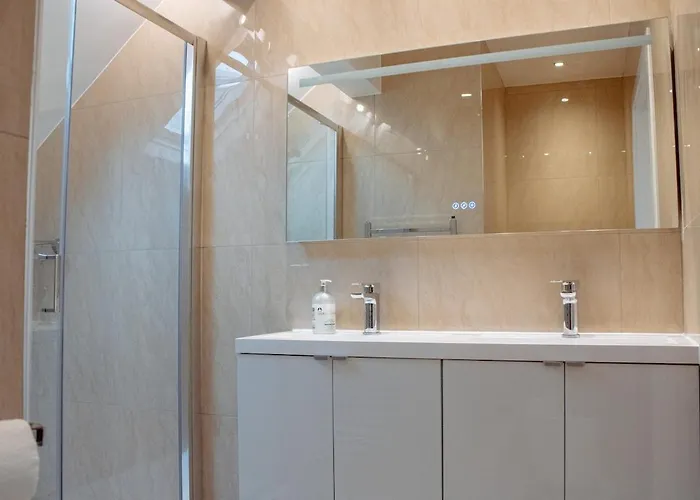 Spacious House In The Heart Of Headingley בית נופש