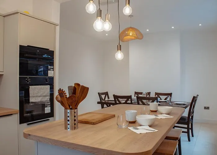 Spacious House In The Heart Of Headingley * לידס