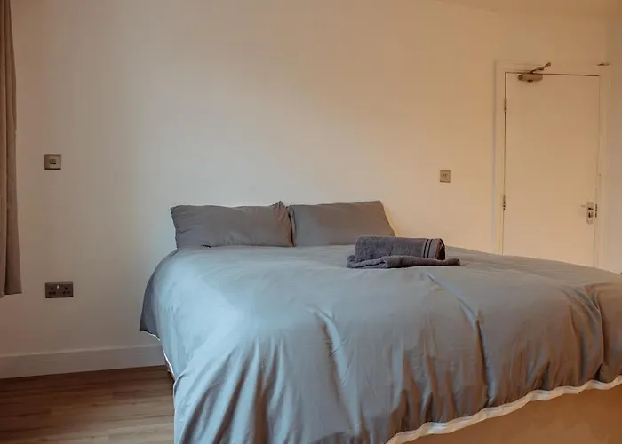 Spacious House In The Heart Of Headingley בית נופש