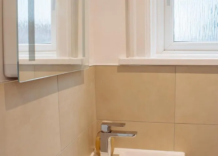 Spacious House In The Heart Of Headingley בית נופש