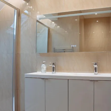 Spacious House In The Heart Of Headingley Будинок відпочинку