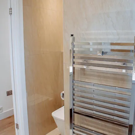 Будинок відпочинку Spacious House In The Heart Of Headingley *