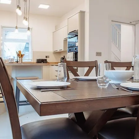 Будинок відпочинку Spacious House In The Heart Of Headingley Лідс