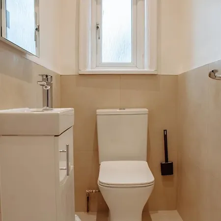 Будинок відпочинку Spacious House In The Heart Of Headingley